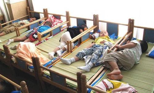 幼儿园睡觉图片,宝贝们甜蜜梦乡